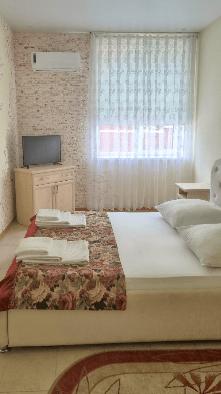 Комната с деревянной стеной